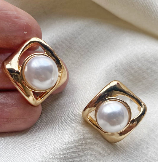 Pearl studs style 4