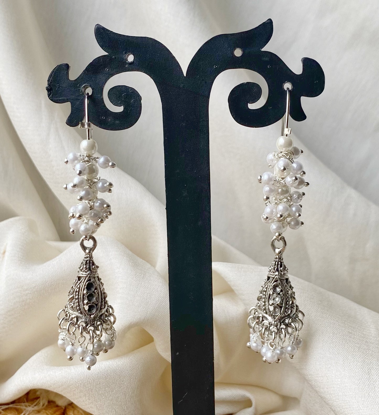 Pearl hanging earrings
