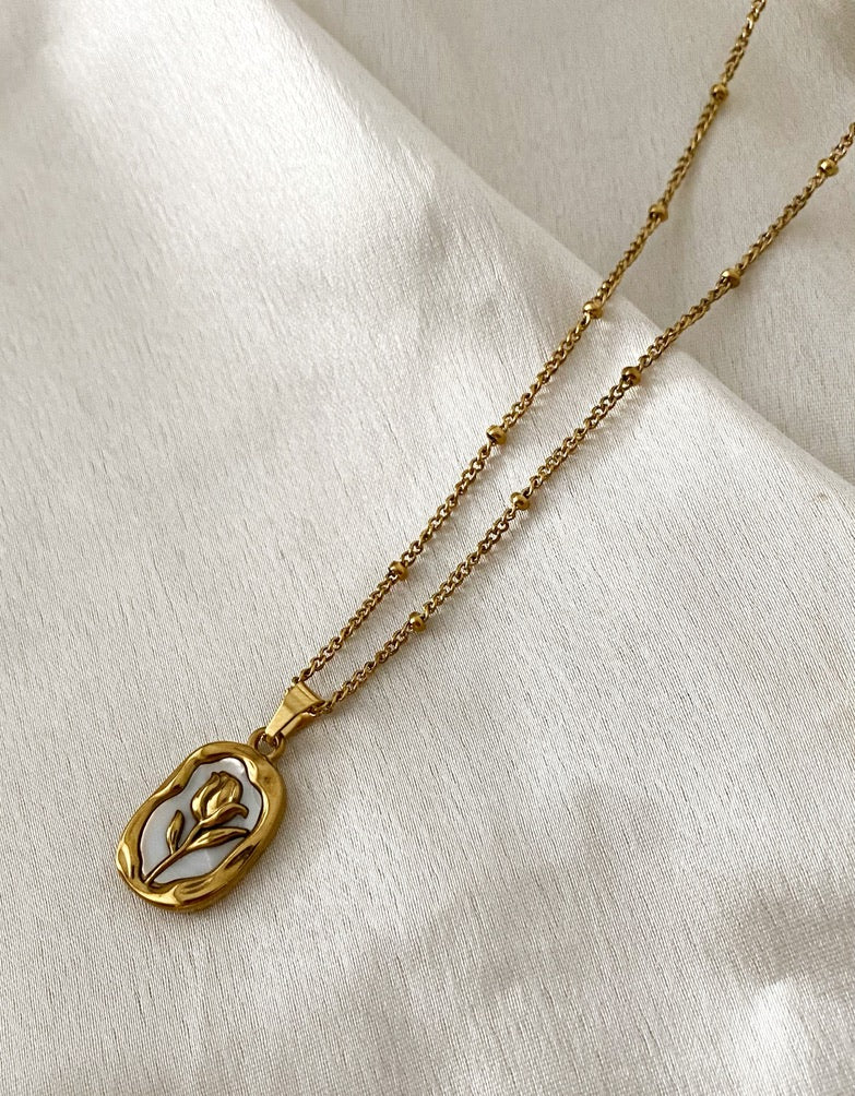 Flower Gold plated Anti- tarnish Pendant necklace