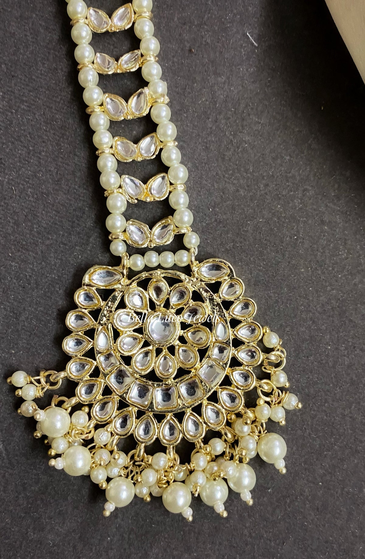 Maalvika kundan maangtika