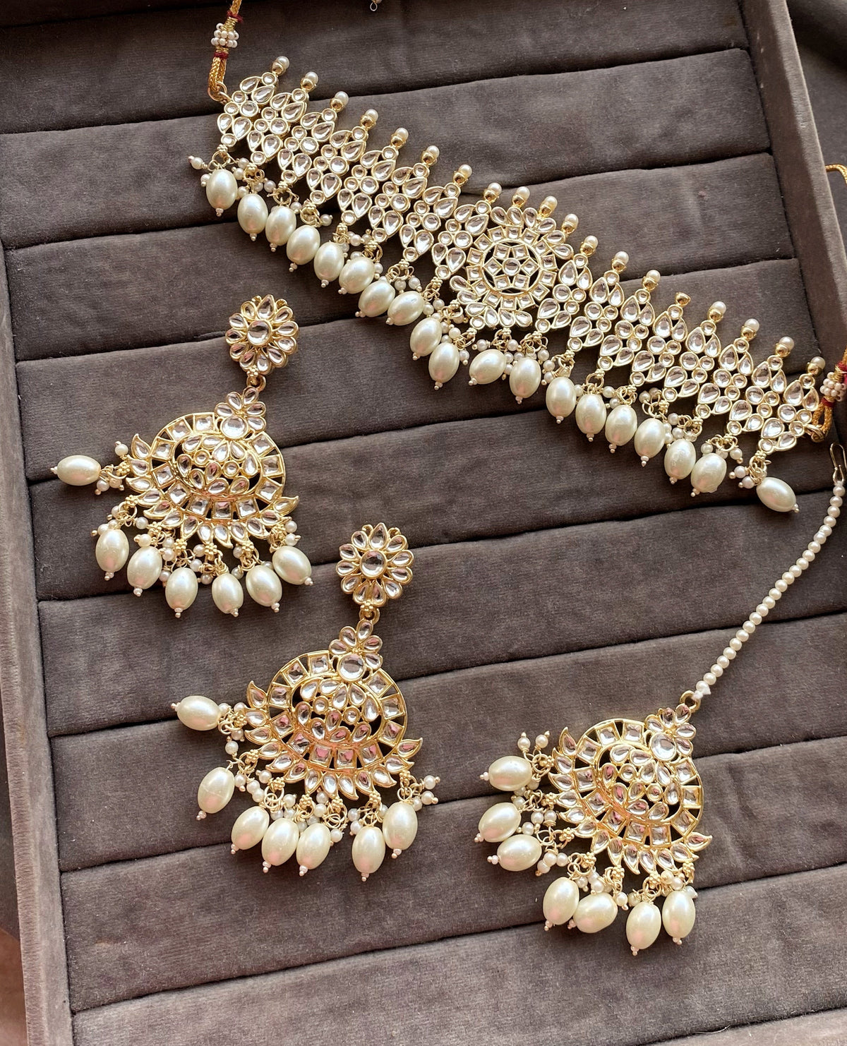 White Sonali kundan Choker Necklace Set