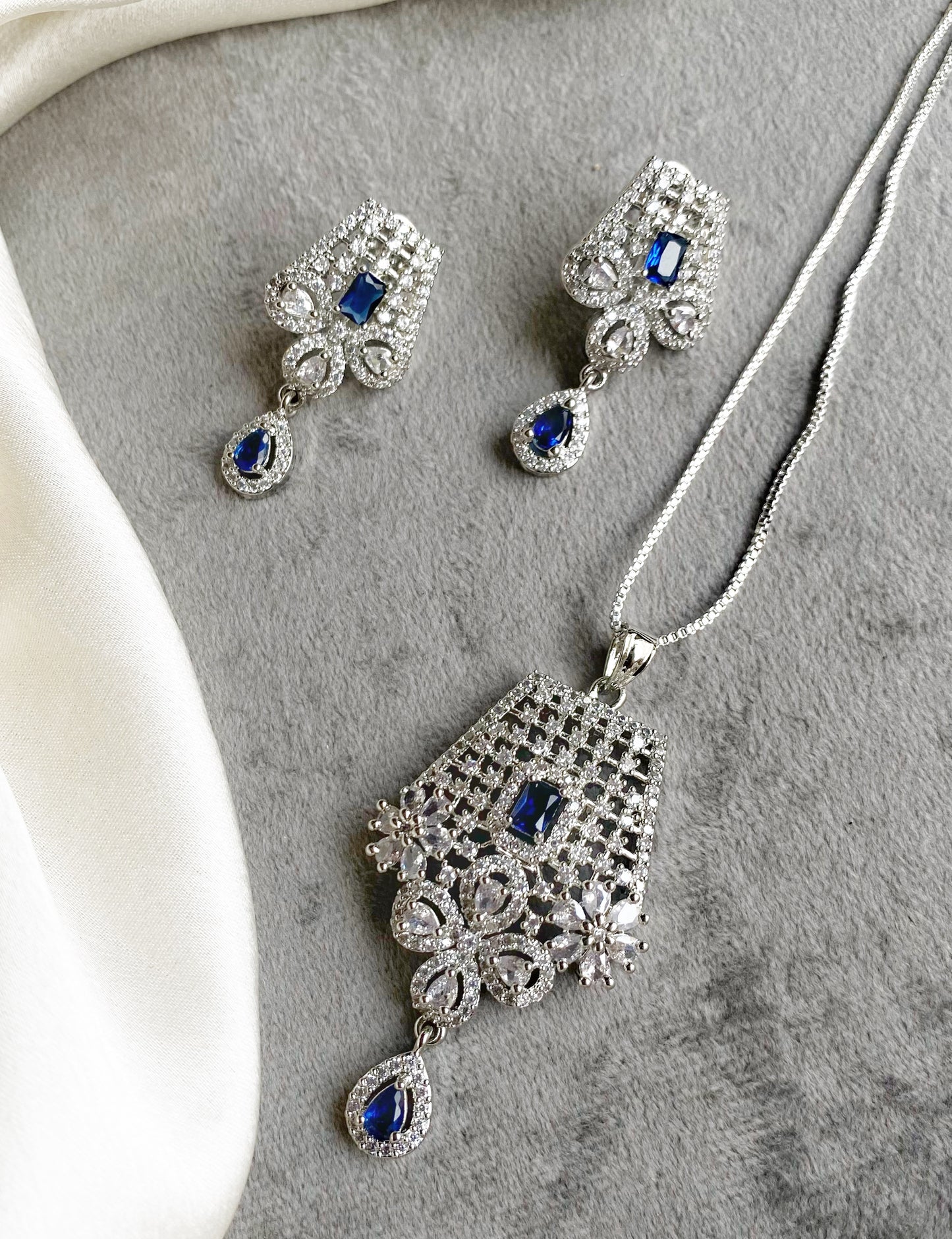 Niya rhodium Plated American diamond pendant set