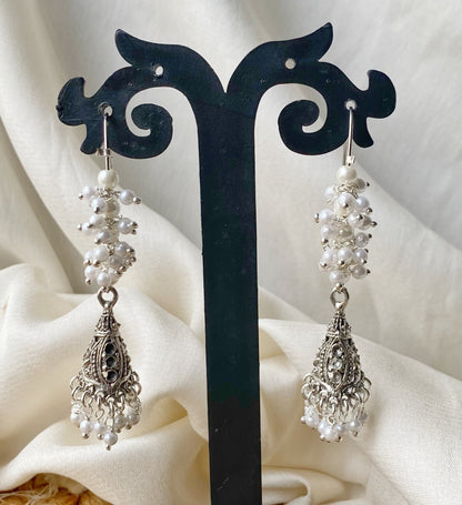 Pearl hanging earrings